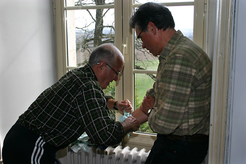PSC1-2009-28_hémorragie par blessure_compression.jpg